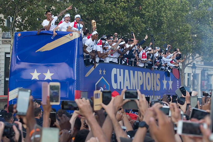 Hunderttausende feierten am Montag die Fußball-Weltmeister nach ihrer Ankunft auf den Pariser Champs-Élysées.