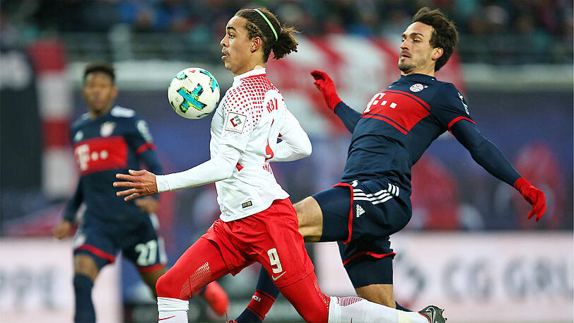 Kaum zu halten: Yussuf Poulsen (li.) im Zweikampf mit Bayern-Star Mats Hummels.