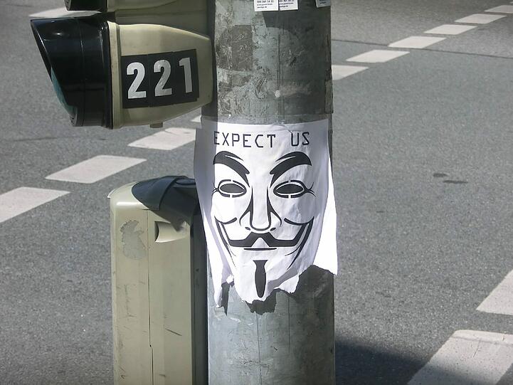 Protestankündigung oder Kleinanzeige? Das Guy-Fawkes-Symbol an der Sandstraße/Ecke Nymphenburger.