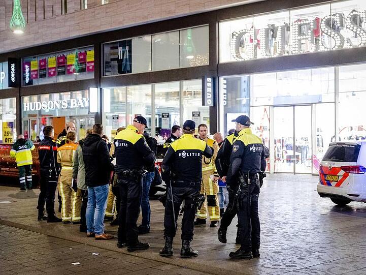 Im Zentrum von Den Haag hat ein Mann mit einem Messer um sich gestochen und drei Menschen verletzt.
