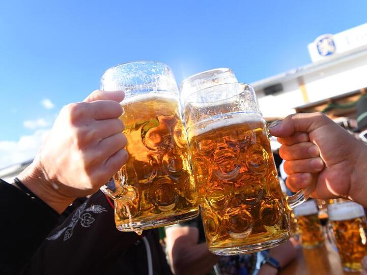 Maßkrüge auf dem Münchener Oktoberfest. Foto: Felix Hörhager/Archiv