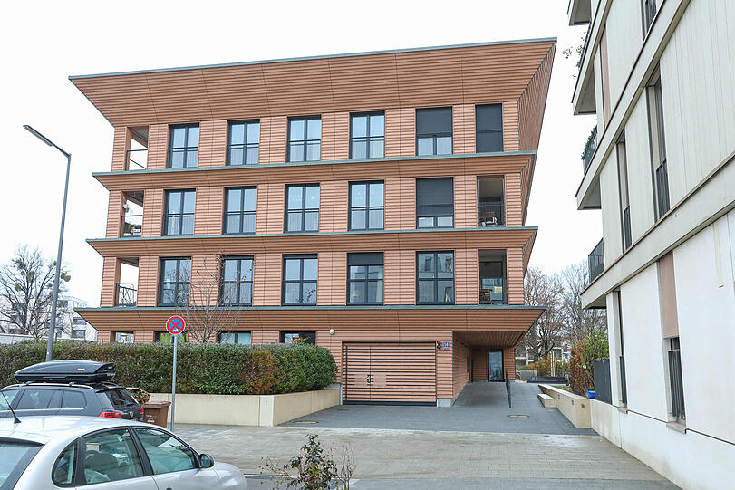 Schöne Holzfassade für Mitarbeiterwohnungen.
