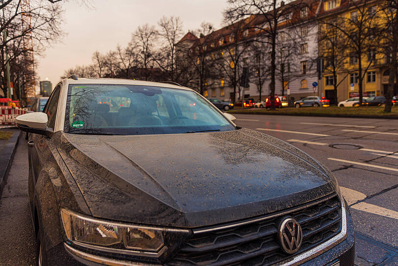 Das Wasser färbt sich dann bräunlich. Beispielsweise auf Autos oder Gartenmöbeln wird der Sand dann sichtbar.