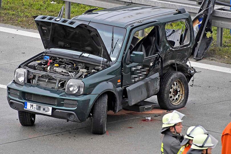 Ersthelfer befreiten den Suzuki-Fahrer und seinen 21-jährigen Beifahrer aus dem Unfallwagen.