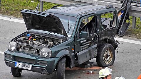 Ersthelfer befreiten den Suzuki-Fahrer und seinen 21-jährigen Beifahrer aus dem Unfallwagen.