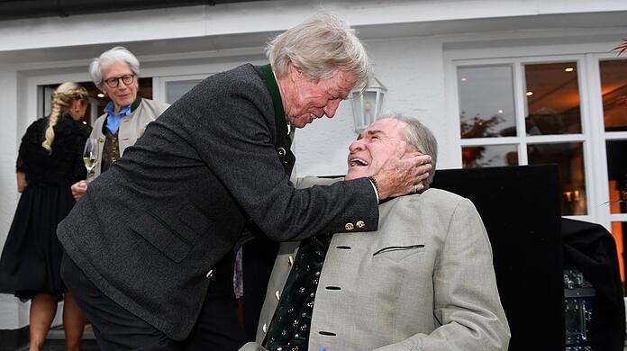 Ziemlich beste Freunde: Leopold Prinz von Bayern umarmt Fritz Wepper (re.) nach dessen emotionaler Rede.