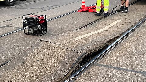 Ein sogenannter „Blow Up“: Der Asphalt in der Romanstraße wölbt sich aufgrund der Hitze.