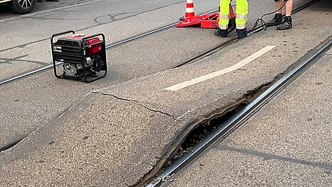 Ein sogenannter „Blow Up“: Der Asphalt in der Romanstraße wölbt sich aufgrund der Hitze.