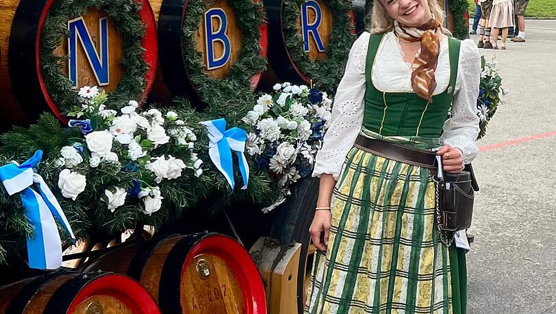 Anna (28) ist Grafikdesignerin und arbeitet wie Fanny seit einigen Jahren als Bedienung auf der Wiesn. Anna (28) ist Grafikdesignerin und arbeitet wie Fanny seit einigen Jahren als Bedienung auf der Wiesn.