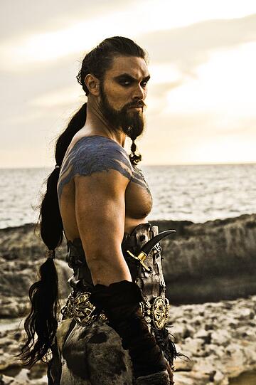 In voller Muskel-Kampf-Prügel-Bösewicht-Ausstattung: Khal Drogo