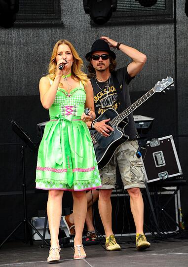 Volksmusik-Star Stefanie Hertel mit ihrer Band auf der Bühne. Sie feierte ihr 30-Jähriges Bühnenjubiläum.