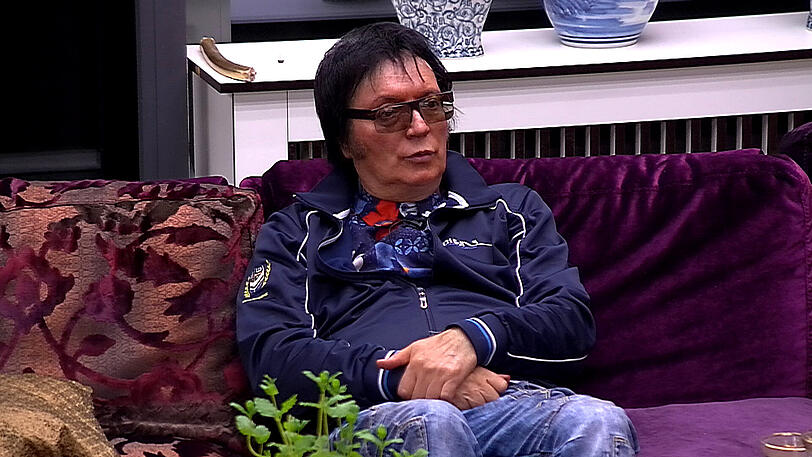 Männer in Stöckelschuhen, Fancy verlässt das Haus und Königin Marijke versammelt ihre Tafelrunde. Weitere Bilder von Tag 13 im Big Brother Haus.
