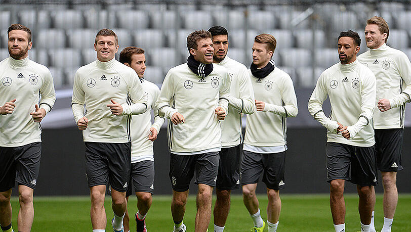 "Es spricht für den Charakter der Mannschaft, dass wir uns so schnell und einvernehmlich auf eine maßvolle, vernünftige Regelung verständigen konnten", sagte Schatzmeister Reinhard Grindel in einer DFB-Mitteilung. "Es spricht für den Charakter der Mannschaft, dass wir uns so schnell und einvernehmlich auf eine maßvolle, vernünftige Regelung verständigen konnten", sagte Schatzmeister Reinhard Grindel in einer DFB-Mitteilung.