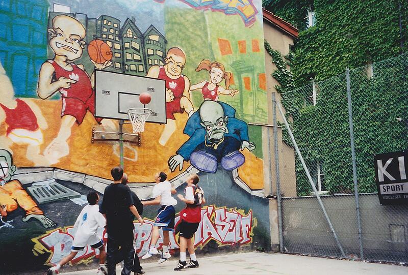 1997: Jugendliche beim Basketball im vollgesprühten Hinterhof.