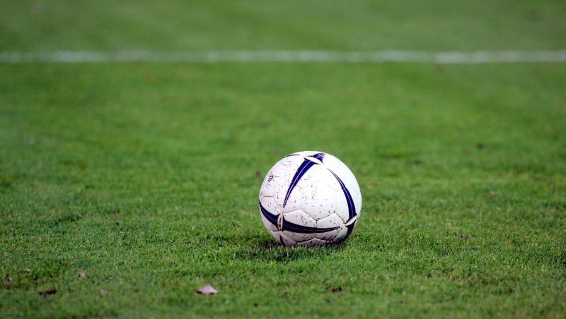 Ein Fußball liegt auf dem Rasen. Foto: Uli Deck/Archiv Ein Fußball liegt auf dem Rasen. Foto: Uli Deck/Archiv