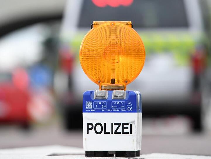 Eine Warnleuchte der Polizei steht an einer Fahrbahneinengung. Foto: Hendrik Schmidt/Archivbild