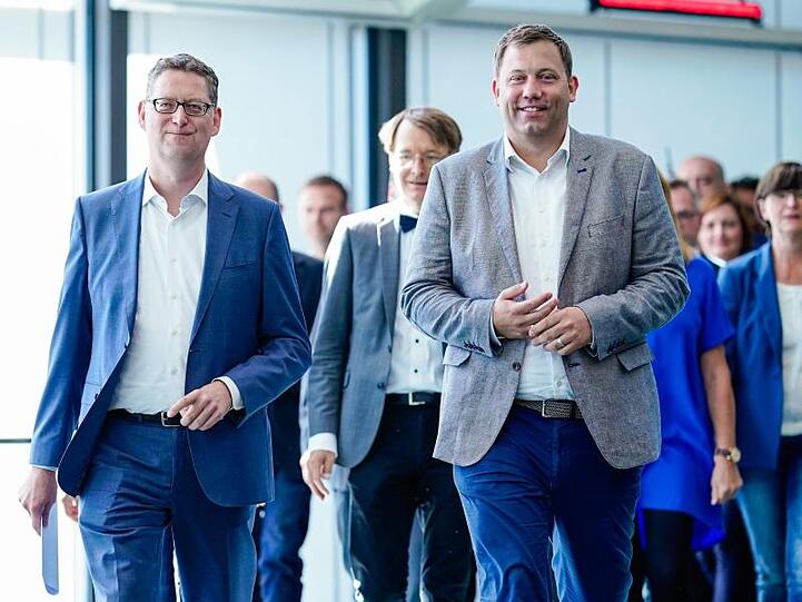 Thorsten Schäfer-Gümbel, kommissarischer SPD-Vorsitzender, und Lars Klingbeil, SPD-Generalsekretär, begrüßen die Kandidaten in Saarbrücken.