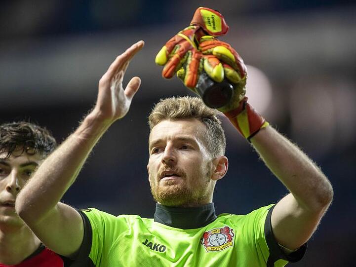 Kai Havertz (l) und Lukas Hradecky von den Bayer Leverkusen verabschieden sich von den Fans.