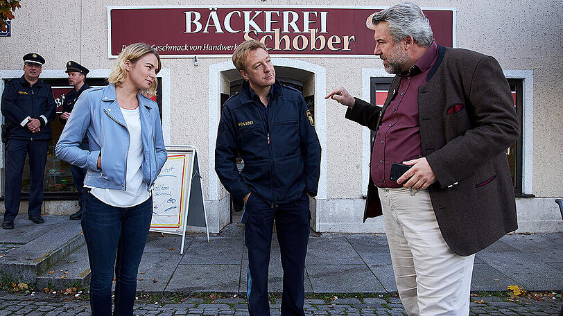 Auftaktfolge "Die Rosenheim-Cops - Zwei Fälle für Stadler": Die Kommissare Eva Winter (Vanessa Eckart), Anton Stadler (Dieter Fischer, r.) und Polizeihauptmeister Michael Mohr (Max Müller) ermitteln im Fall des ermordeten Bäckermeisters Schober