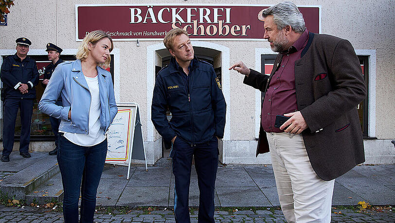 Auftaktfolge "Die Rosenheim-Cops - Zwei Fälle für Stadler": Die Kommissare Eva Winter (Vanessa Eckart), Anton Stadler (Dieter Fischer, r.) und Polizeihauptmeister Michael Mohr (Max Müller) ermitteln im Fall des ermordeten Bäckermeisters Schober Auftaktfolge "Die Rosenheim-Cops - Zwei Fälle für Stadler": Die Kommissare Eva Winter (Vanessa Eckart), Anton Stadler (Dieter Fischer, r.) und Polizeihauptmeister Michael Mohr (Max Müller) ermitteln im Fall des ermordeten Bäckermeisters Schober