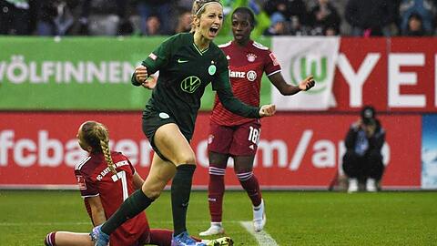 Wolfsburgs Hendrich (Mitte) jubelt über ihren Treffer zum 1:0, daneben Bayerns Gwinn (links) und Asseyi.