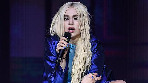Ava Max muss ihre Fans mit ihrer Tourverschiebung enttäuschen.