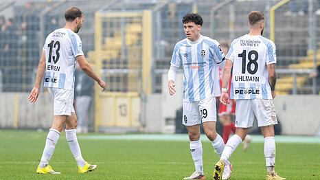 Michael Eberwein, Rron Gosalci und Eric Uhlmann (v.l.) im weiterentwickelten 1860-Heimtrikot. Deutlich zu erkennen sind Spielername auf dem R&uuml;cken sowie die leicht nach innen versetzten Logos von Ausr&uuml;ster und Klub auf der Brust.