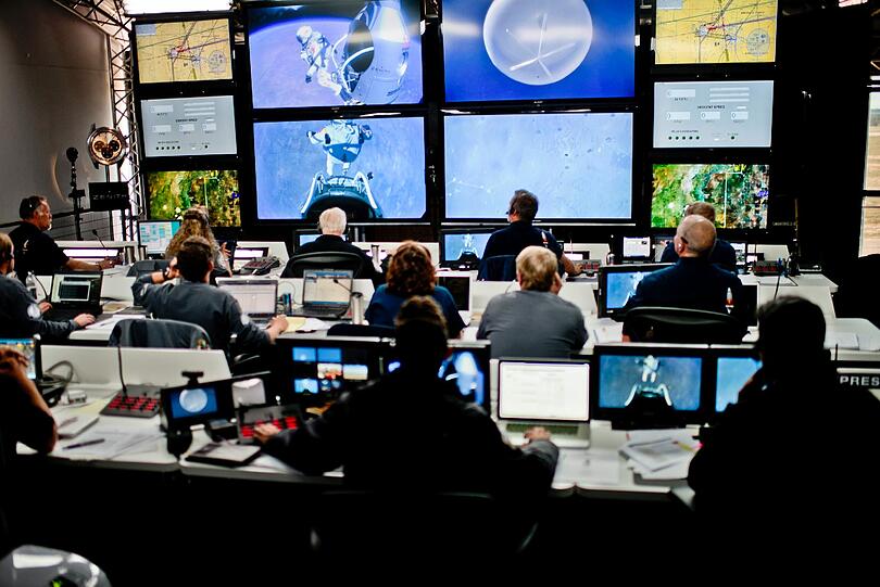 Am Sonntagmorgen Ortszeit lief fast alles nach Plan: Mit etwa dreieinhalbstündiger Verspätung hebt die an einem riesigen Heliumballon hängende Kapsel mit Baumgartner ab. Zweieinhalb Stunden später ist sie auf rund 39 Kilometern Höhe angekommen, Baumgartner tritt heraus, salutiert und stürzt sich in die Tiefe.
