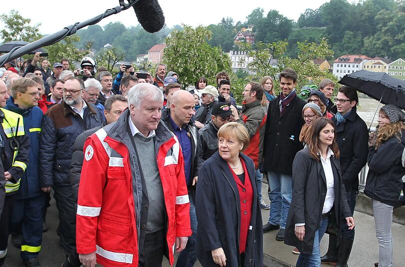 Angela Merkel (CDU) und Horst Seehofer (CSU) besuchen das überflutete Passau. Den Hochwasser-Opfern wurde schnelle Hilfe zugesichert.