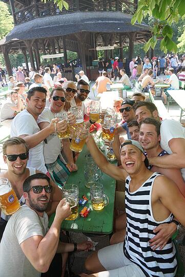Der Sommer ist da und Münchens Bürger stürmen in den Englischen Garten! Sehen Sie hier die Bilder!