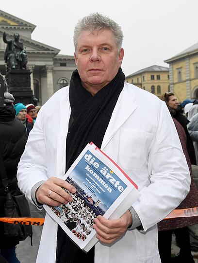Der Münchner Oberbürgermeister Dieter Reiter eröffnete die Anti-Pegida-Demonstration am Max-Joseph-Platz.