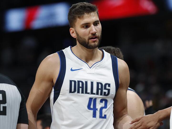 Maxi Kleber (M) von den Dallas Mavericks. Kleber stört sich nicht an der möglicherweise wochenlangen Quarantäne in Florida.