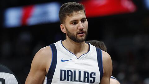 Maxi Kleber (M) von den Dallas Mavericks. Kleber stört sich nicht an der möglicherweise wochenlangen Quarantäne in Florida.