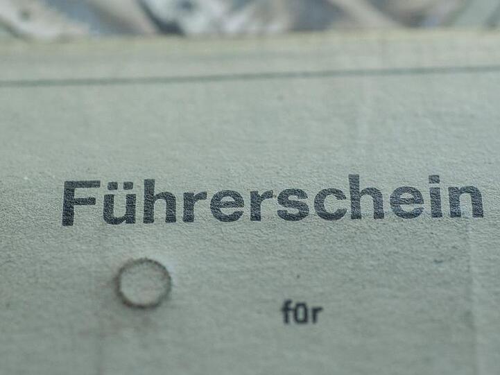 Ein alter Führerschein liegt auf dem Tisch. Foto: Wolfram Kastl/Archiv