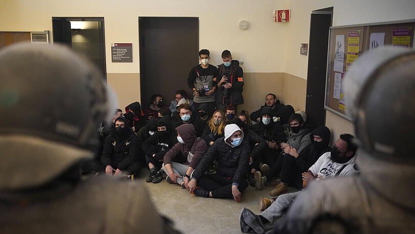 Rap-Sänger Pablo Hasél (an der Ecke) ist an der Universität von Lleida von seinen Anhängern umgeben, als Polizeibeamte versuchen, ihn zu verhaften. Rap-Sänger Pablo Hasél (an der Ecke) ist an der Universität von Lleida von seinen Anhängern umgeben, als Polizeibeamte versuchen, ihn zu verhaften.