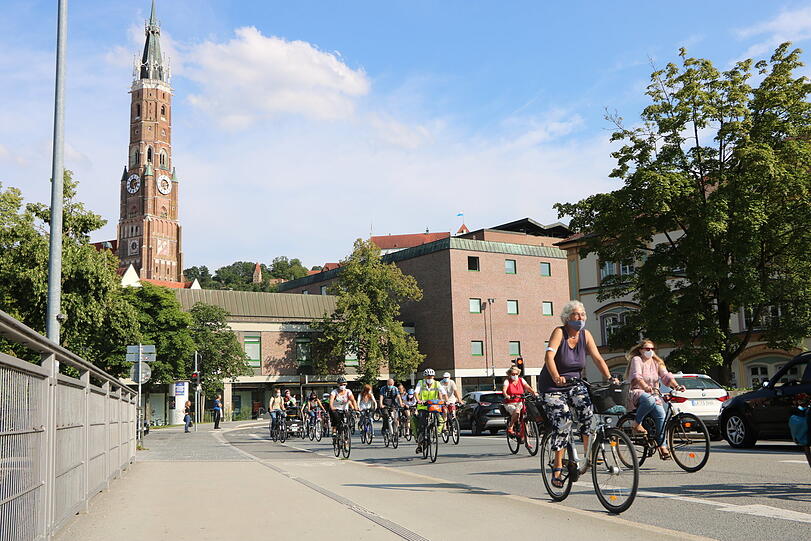 Begleitet von der Polizei radeln am Freitag die rund 70 Teilnehmer der Fahrrad-Demonstration durch die Stadt.