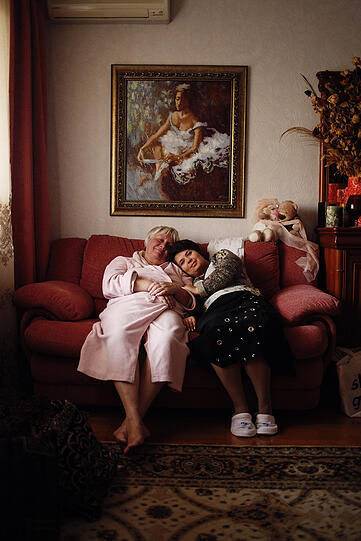 Olga Koys Mutter mit ihrer Cousine in ihrer Wohnung in Kiew. Sie haben die Wohnung mittlerweile verlassen und befinden sich auf der Flucht.