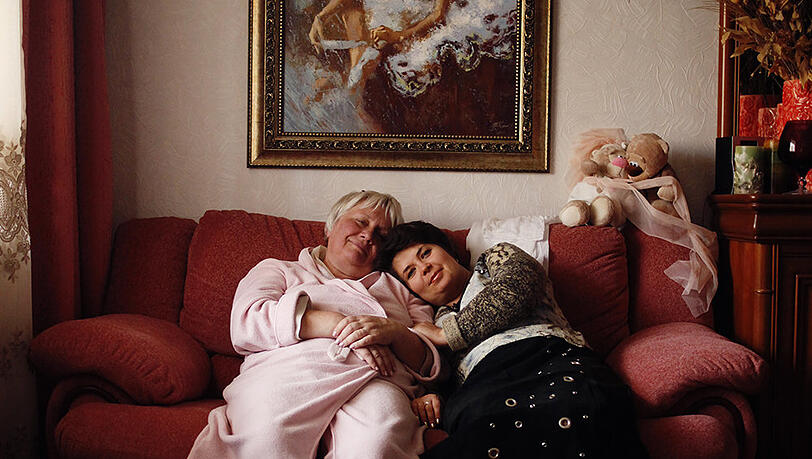 Olga Koys Mutter mit ihrer Cousine in ihrer Wohnung in Kiew. Sie haben die Wohnung mittlerweile verlassen und befinden sich auf der Flucht. Olga Koys Mutter mit ihrer Cousine in ihrer Wohnung in Kiew. Sie haben die Wohnung mittlerweile verlassen und befinden sich auf der Flucht.