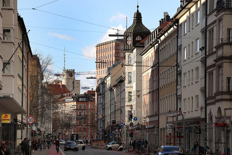 Quirlig ist sie, die Fraunhoferstraße – hier mit Blick Richtung Müllerstraße, Hauptfeuerwache und Städtisches Hochhaus.