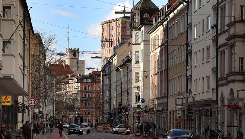 Quirlig ist sie, die Fraunhoferstraße – hier mit Blick Richtung Müllerstraße, Hauptfeuerwache und Städtisches Hochhaus. Quirlig ist sie, die Fraunhoferstraße – hier mit Blick Richtung Müllerstraße, Hauptfeuerwache und Städtisches Hochhaus.