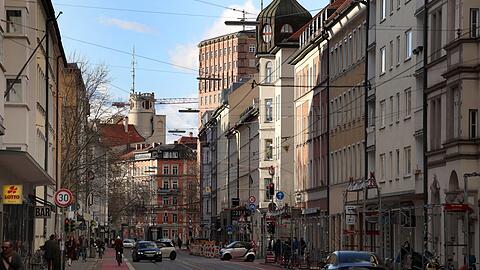 Quirlig ist sie, die Fraunhoferstraße – hier mit Blick Richtung Müllerstraße, Hauptfeuerwache und Städtisches Hochhaus.