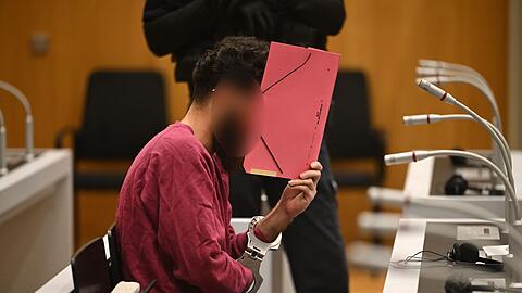 Der Angeklagte Sulaiman A. sitzt beim Prozessauftakt im Gerichtssaal. (Archivbild)