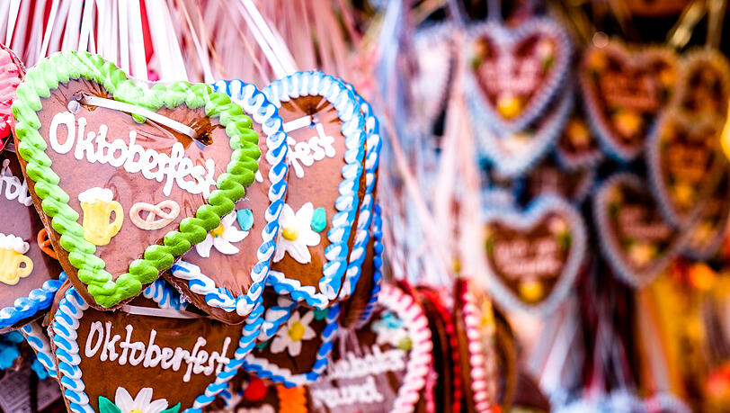 Süße Botschaften auf Lebkuchenherzen – ein Stück Volksfest zum Mitnehmen.
