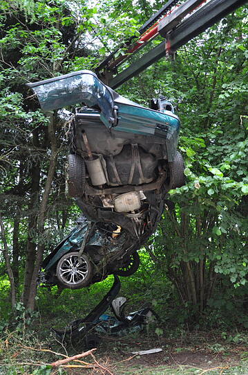 Der Wagen zerschellte an einem Baum - der Fahrer starb an der Unfallstelle.