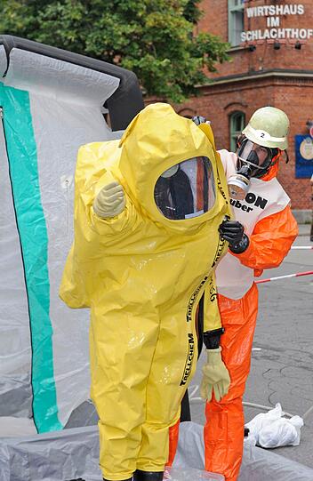 In einem Reinigungsmittellager im Schlachthof kommt es zur chemischen Reaktion. Chlorgasdämpfe verbreiten sich im gesamten Kellergeschoss, zwei Personen werden verletzt.