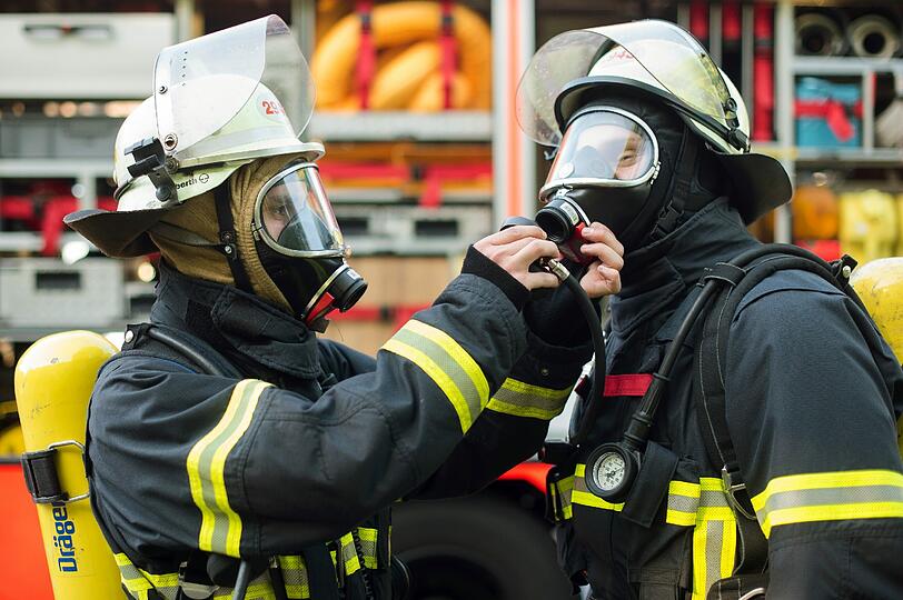Die Feuerwehr evakuierte das komplette Wohnhaus. (Symbolbild)
