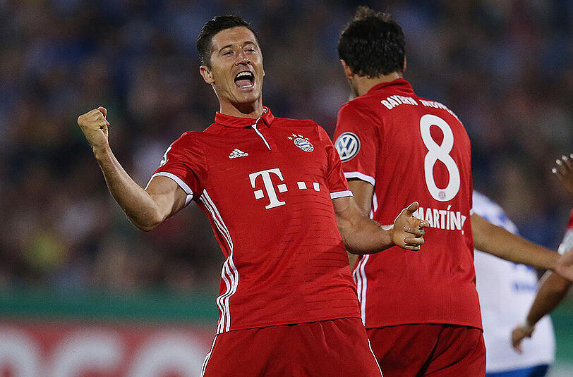 Robert Lewandowski jubelt in Jena. Im Pokalspiel gegen den Regionalligisten hat er einen Hattrick erzielt.