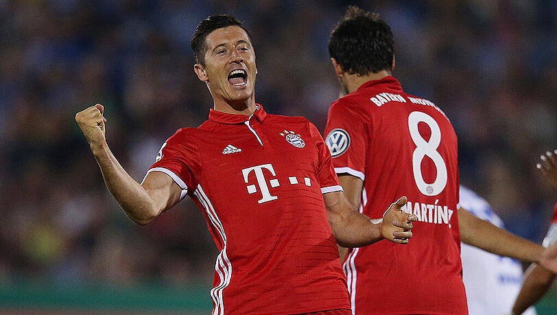 Robert Lewandowski jubelt in Jena. Im Pokalspiel gegen den Regionalligisten hat er einen Hattrick erzielt. Robert Lewandowski jubelt in Jena. Im Pokalspiel gegen den Regionalligisten hat er einen Hattrick erzielt.