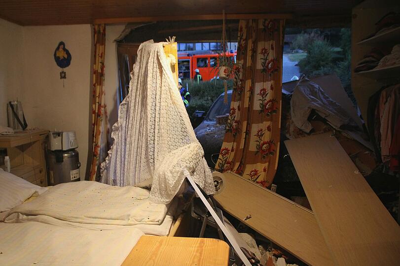 Am Sonntag krachte ein BMW in das Schlafzimmer eines Wohnhauses in Brennberg (Landkreis Regensburg). Die Bilder von der Unfallstelle.