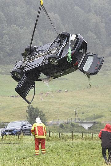 Bei Bayerischzell am Schliersee landet ein Passat kopfüber in einem stark überfluteten Bach. Der Fahrer kann in letzter Sekunde gerettet werden. Die Bilder des Unfalls.
